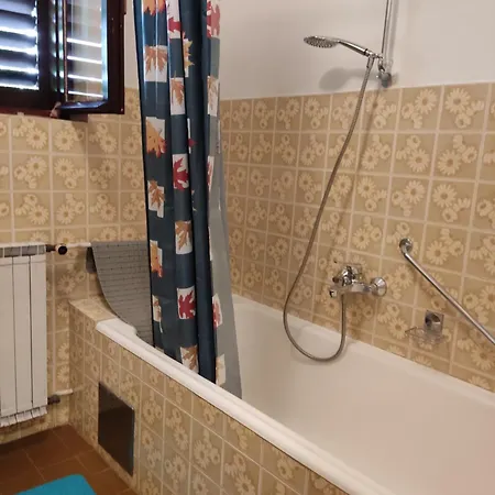 Apartament Very Big Cheap For Big Families Very Close To Sea, 3air-conditiners *